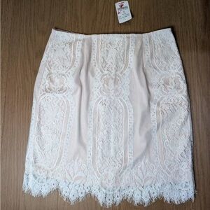 Elegant women Lace White Skirt medium new with tag